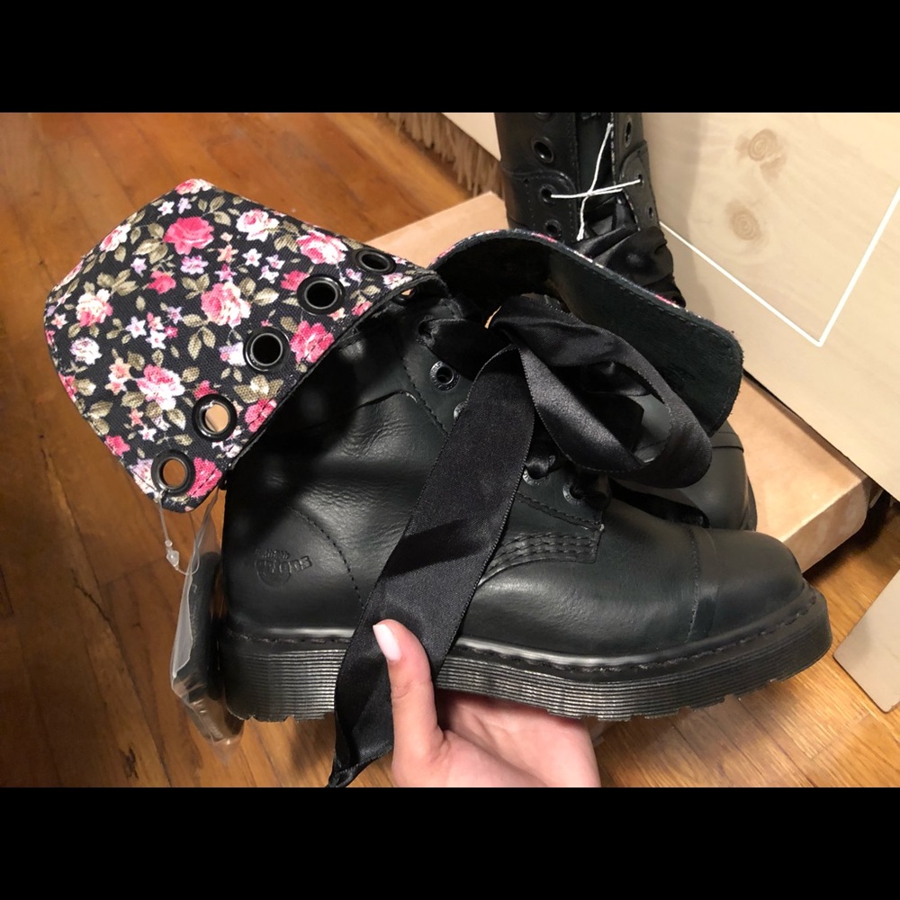 Dr. Martens Triumph 1914 Floral Size 7
